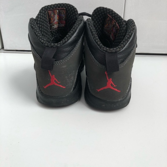Boys Jordan Sneakers - Picture 4 of 5